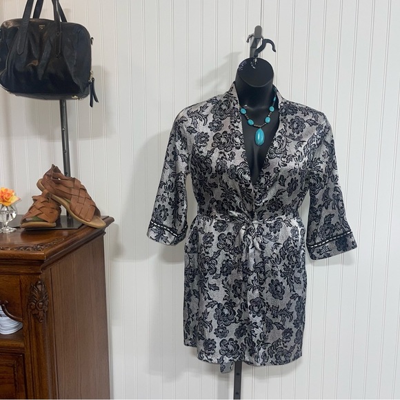 Gilligan & O'Malley Black Floral Robe - Picture 1 of 7